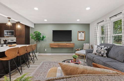 Token Creek House | 20min to Capitol - Garage - Yard - KING Bed - Pets