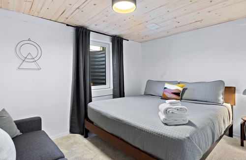 Highlands House | 20mins to Denver, Boulder, Red Rocks, 6 Person Hot Tub & Fire Pit, Fireplace