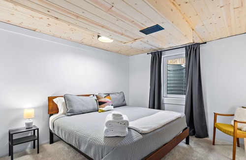 Highlands House | 20mins to Denver, Boulder, Red Rocks, 6 Person Hot Tub & Fire Pit, Fireplace