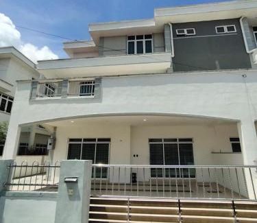 Taman Sejati Apartment | 20Pax 3-Storey SemiD 5Room&5Bathroom Sweet Dream Home Sitiawan