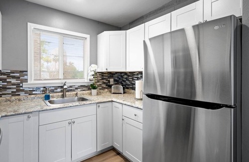 Roosevelt Condo | 21 Chelsea Place On The Park, In Heart Of Downtown