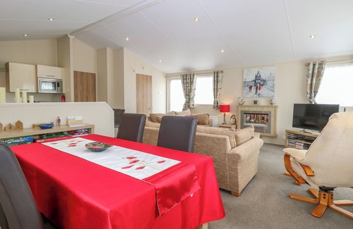 Hopton Cottage | 21 NORMAN DRIVE LODGE, family friendly, with a garden in Burgh Castle