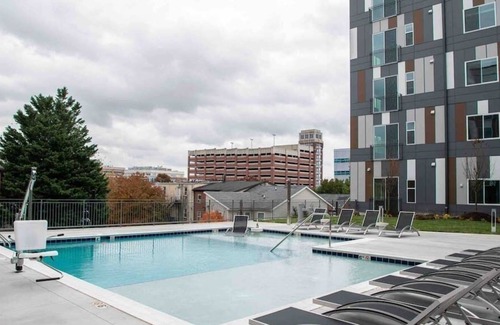 Downtown Baltimore Apartment | 210 · King Bed|🧑‍🦽accessible|UMMC|Free parking|We love 🐕🐈