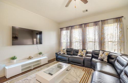 Baytown House | 22 Mi to Dtwn Houston Spacious Baytown Home!