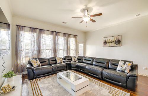 Baytown House | 22 Mi to Dtwn Houston Spacious Baytown Home!