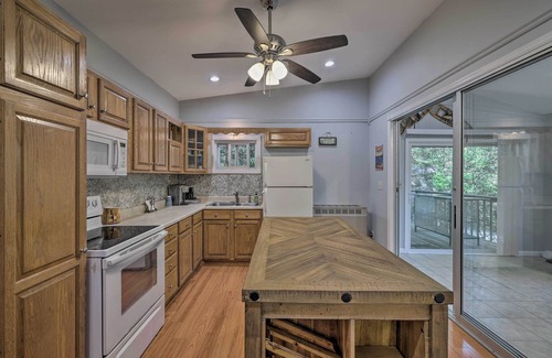 Greentown Cabin | 22 Mi to Ski Big Bear! Lake Wallenpaupack Getaway