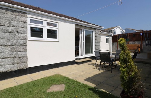 Mullion House | 22 TREMBEL ROAD, family friendly, with a garden in Mullion