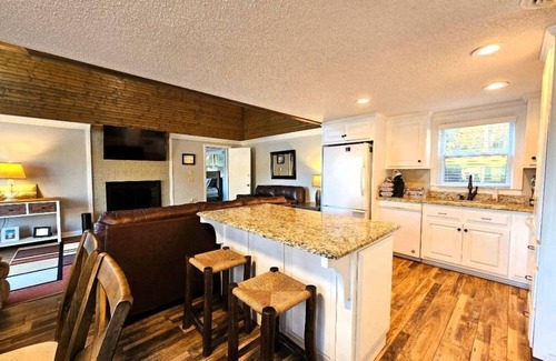 Anderson House | 228 Lakeland Drive Anderson