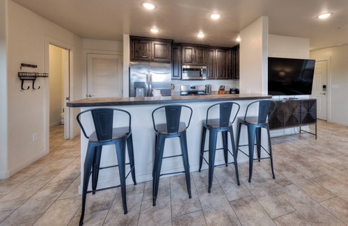 Moab South Valley House | 23A1 Two King Suites, Views, Shared Pool & Hot Tub