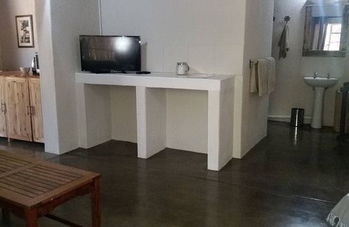 Hoedspruit House | 24 Degrees Self-Catering