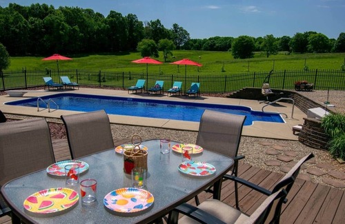 Greenbrier House | 25 Miles to Nashville-Pool, Fire-pit, Arcade Game