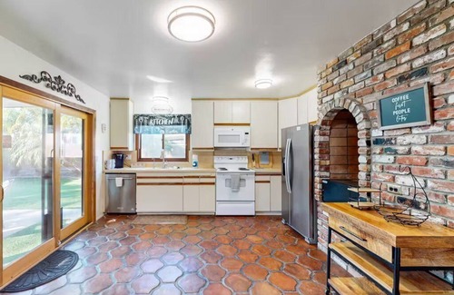 Ventura House | 25% Off November! Comfy Beds, Full AC, Great Patio