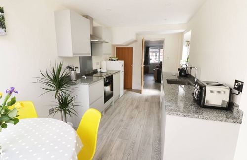 City Centre Cottage | 25 SHAKESPEARE STREET, family friendly in Stratford-Upon-Avon