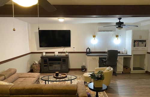 Rochester House | 250ft sandy lakefront oasis - 3BR/2BA