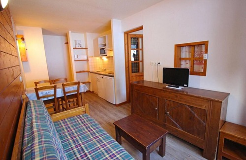 Villarodin-Bourget Apartment | 250m from ski slopes, 2nd floor, balcony, tv, ski locker, 25m², La Norma