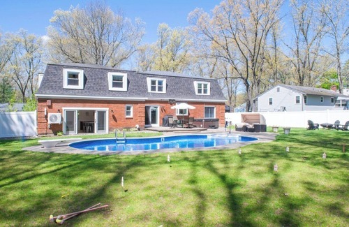 Saratoga Springs House | 26 Lakewood · Large 5br Saratoga Home, within a mile of track.