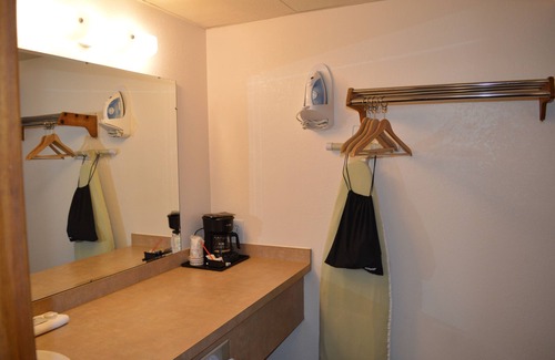 Columbia Falls House | #26 TWO QUEEN BEDS in hotel with WiFi, AC in enchanting C. Falls. 20 mi to GNP