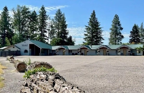 Columbia Falls House | #26 TWO QUEEN BEDS in hotel with WiFi, AC in enchanting C. Falls. 20 mi to GNP
