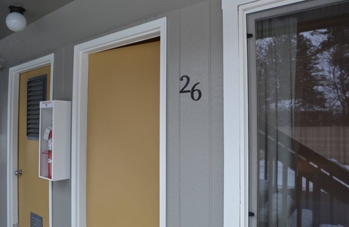 Columbia Falls House | #26 TWO QUEEN BEDS in hotel with WiFi, AC in enchanting C. Falls. 20 mi to GNP