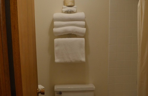 Columbia Falls House | #26 TWO QUEEN BEDS in hotel with WiFi, AC in enchanting C. Falls. 20 mi to GNP