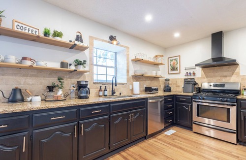 Broken Arrow Apartment | 2600ft–7 Beds~Games~Toys~Desks