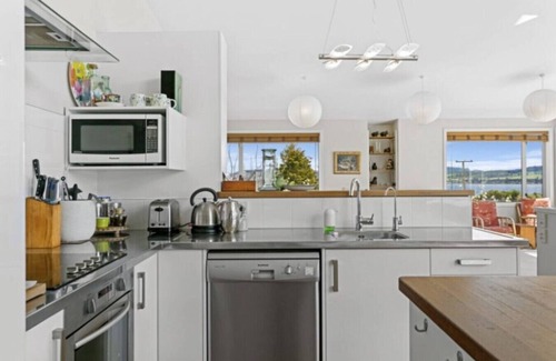 Waipahihi House | 270 Degrees - Modern Home with great views