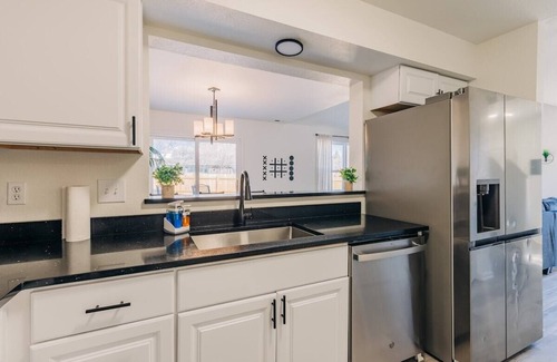 Lawrence House | 2729 Grand Cir · Lawrence Layup - Cozy King Suite, Games, Iowa St