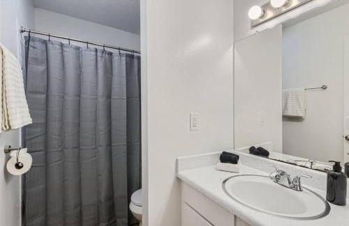 Bouldin Apartment | 2B Getaway - Sleeps 6 - Pool, Pkg - Walk Dtwn