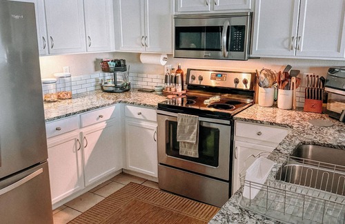 Gateway House | 2BD 2.5BR Private Gated Lakefront Denver Property near Airport and Downtown