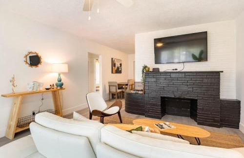 Dania Beach Villa | 2BD 2BA Bungalow 5 min Dania Beach 15 min Hard Rock Stadium