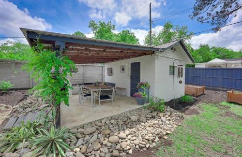 Earlewood House | 2BD 2BA Bungalow Beautiful Backyard Grill