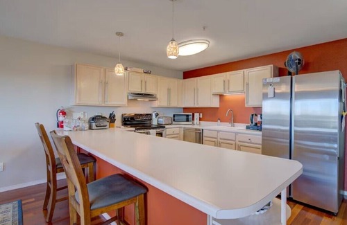 Long Beach Condo | 2bd, 2ba, Walk to Town and Beach (SRetreat)