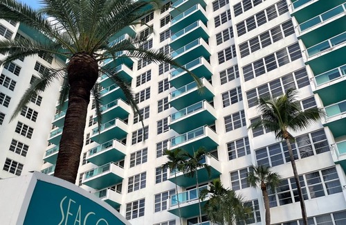 Mid Beach Apartment | 2bd Beachfront Master Ste, Bay View w/balcony, Pool, nearby dining, beach access