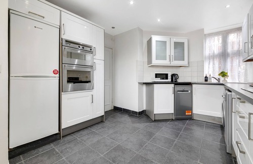 Knightsbridge and Belgravia Apartment | 2BD Flat Opp Harrods - Sleeps 5