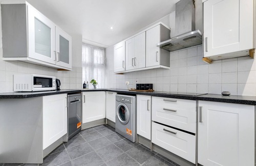 Knightsbridge and Belgravia Apartment | 2BD Flat Opp Harrods - Sleeps 5