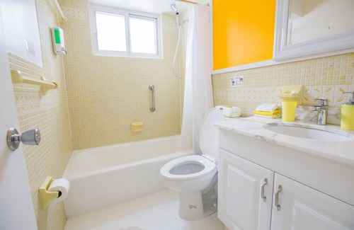 Melaleuca Gardens House | 2BD w/ Patio, Central Location, Close to Airport, 10min away from the Beach