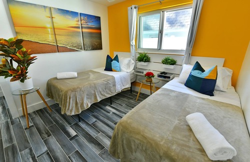 Melaleuca Gardens House | 2BD w/ Patio, Central Location, Close to Airport, 10min away from the Beach
