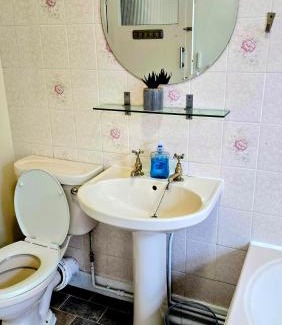 Canbury Apartment | 2Bed Park Side House With Garden