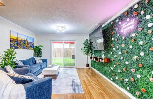 South Central Houston House | 2Bedroom, Home, 2mi Astros, 2mi Dynamo, King Bed, Med Center