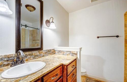South Central Houston House | 2Bedroom, Home, 2mi Astros, 2mi Dynamo, King Bed, Med Center