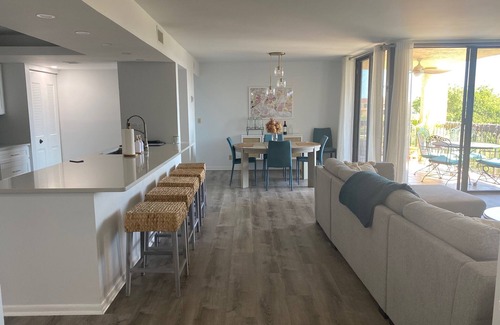 Delray Beach Condo | 2BR/2BA Condo with 2 Pools, Hot Tub & Lake Views! 1 mile to beach