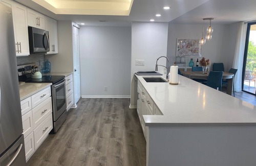 Delray Beach Condo | 2BR/2BA Condo with 2 Pools, Hot Tub & Lake Views! 1 mile to beach