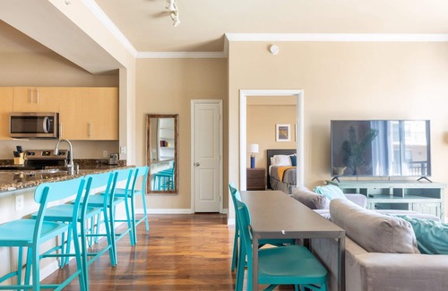 Cityplace Apartment | 2BR/2BA Uptown Suite With Pool, Gym & Fast Wi-Fi