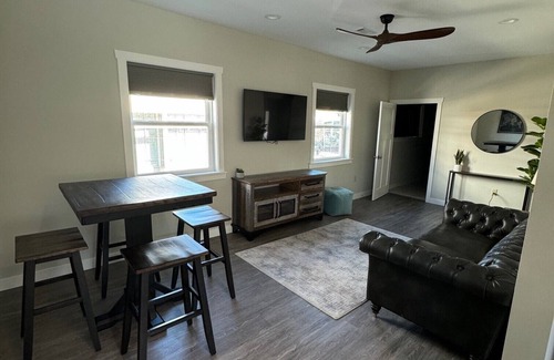 Milwaukee Apartment | 2BR apt w/laundry + parking