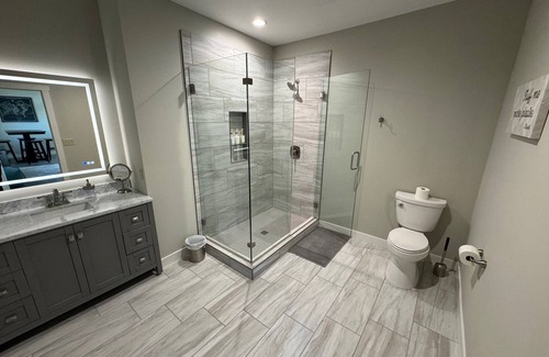 Milwaukee Apartment | 2BR apt w/laundry + parking