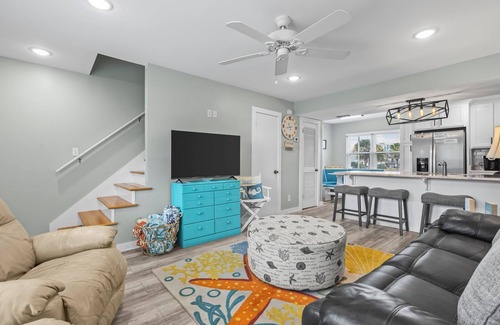 Gulf Shores Condo | 2BR condo w/pool, deeded beach access & walk to The Hangout