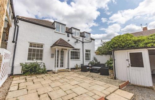 Datchet House | 2BR Cottage and Parking, 10 Mins to Windsor