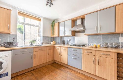 Datchet House | 2BR Cottage and Parking, 10 Mins to Windsor