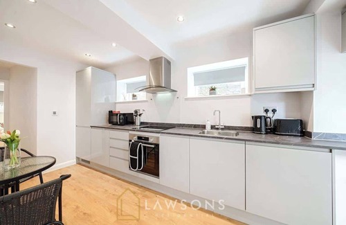Windsor Apartment | 2BR House, Walk to Windsor Castle + Parking for 2