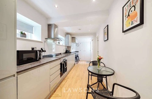 Windsor Apartment | 2BR House, Walk to Windsor Castle + Parking for 2